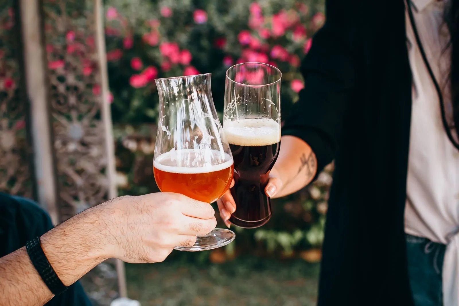 Anstoßen mit Bier