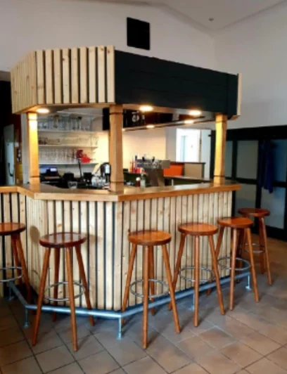 Theke der Gaststätte Zum Wasserturm mit Barhockern aus Holz
