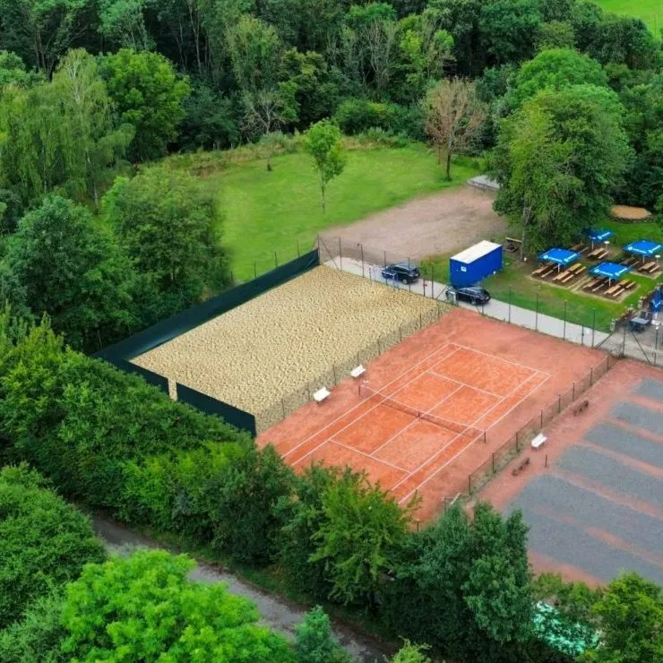Luftaufnahme des Vereinsgeländes am Wasserturm in Völklingen-Wehrden mit Sandplatz