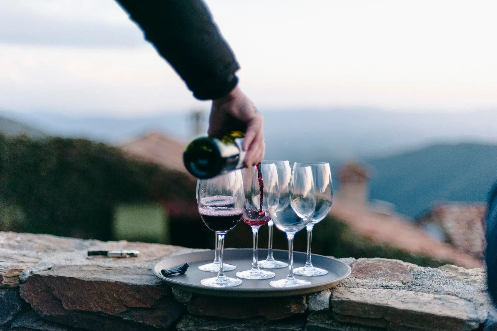 Wein wird ins Glas eingeschenkt